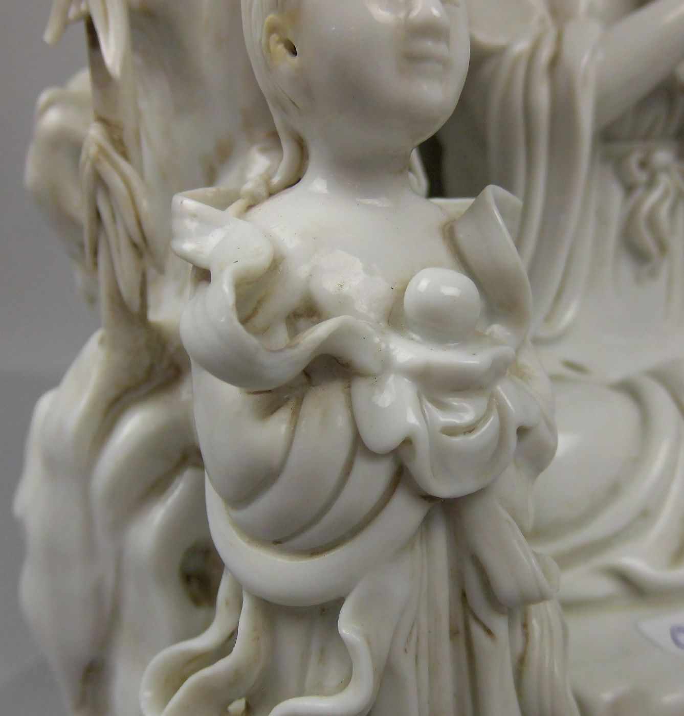 FIGUR: "GUANYIN IN TEMPELGROTTE", China, Blanc de Chine, rückseitig mit mehreren Punzen gemarkt. - Image 8 of 9