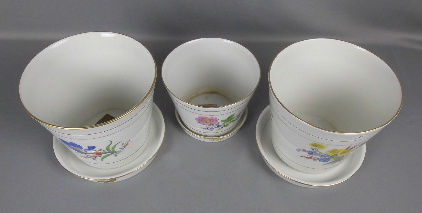 3 CACHEPOTS / BLUMENÜBERTÖPFE mit Untersetzern, Porzellan, Manufaktur Meissen, unterglasurblaue - Image 2 of 4