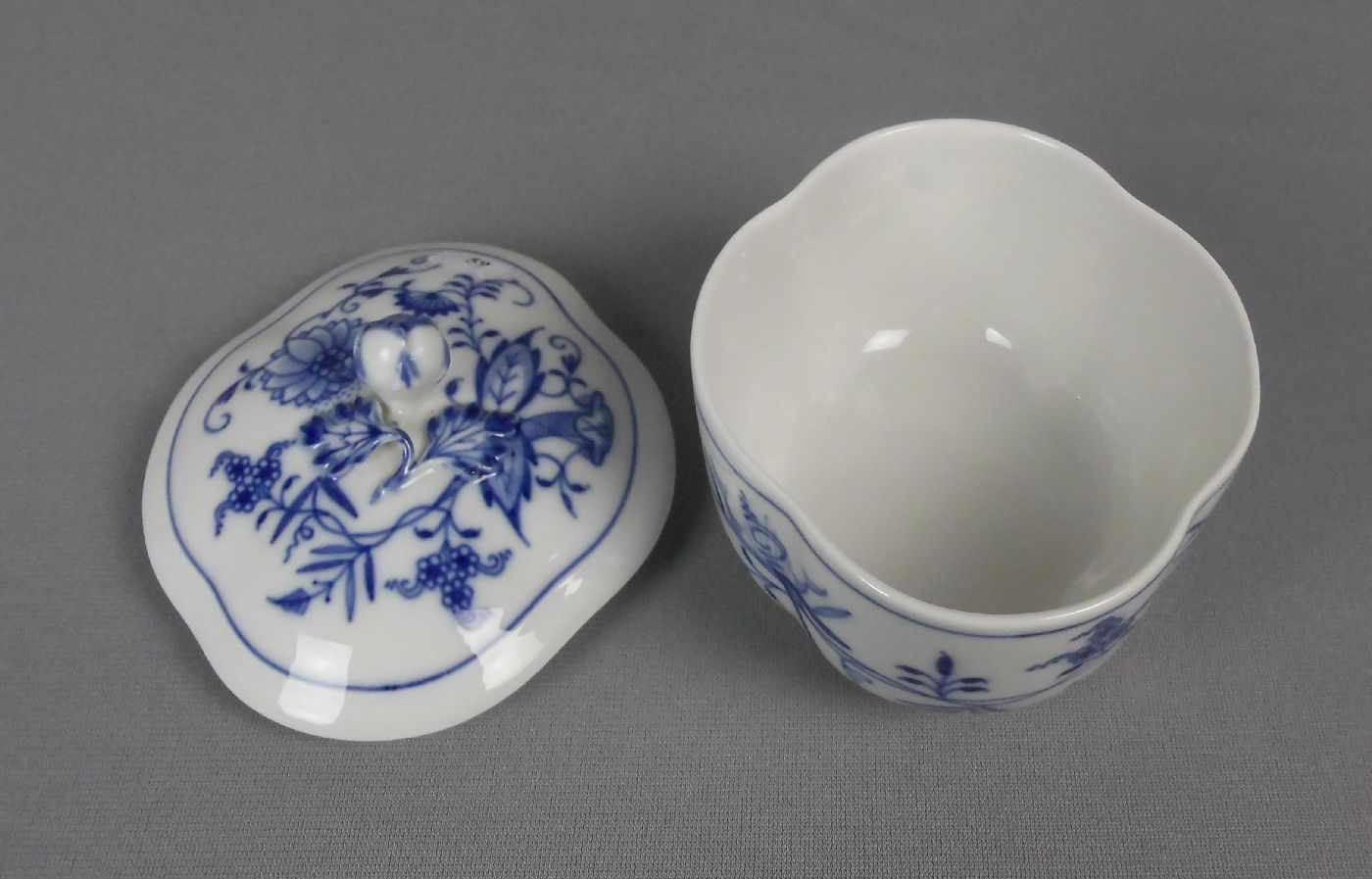 DECKELDOSE / ZUCKERDOSE / sugar box, Porzellan, Manufaktur Meissen, unterglasurblaue Schwertermarke, - Image 2 of 4