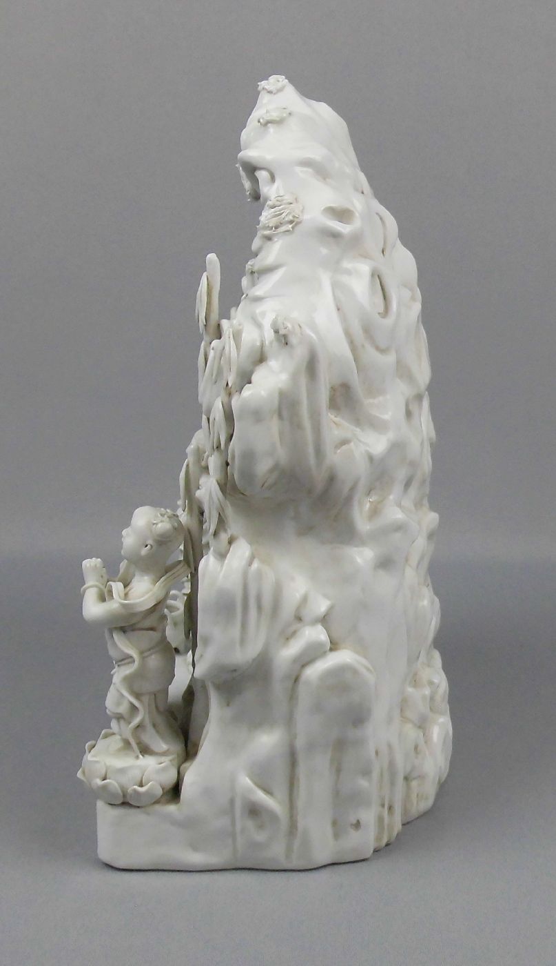 FIGUR: "GUANYIN IN TEMPELGROTTE", China, Blanc de Chine, rückseitig mit mehreren Punzen gemarkt. - Image 3 of 9