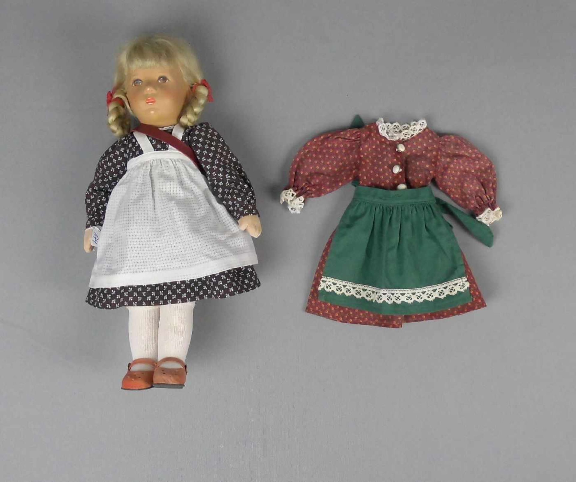 KÄTHE KRUSE - PUPPE "DÄUMELINCHEN", mit Tasche und Ersatzkleid / doll, 2. Hälfte 20. Jh., L. 38 cm.