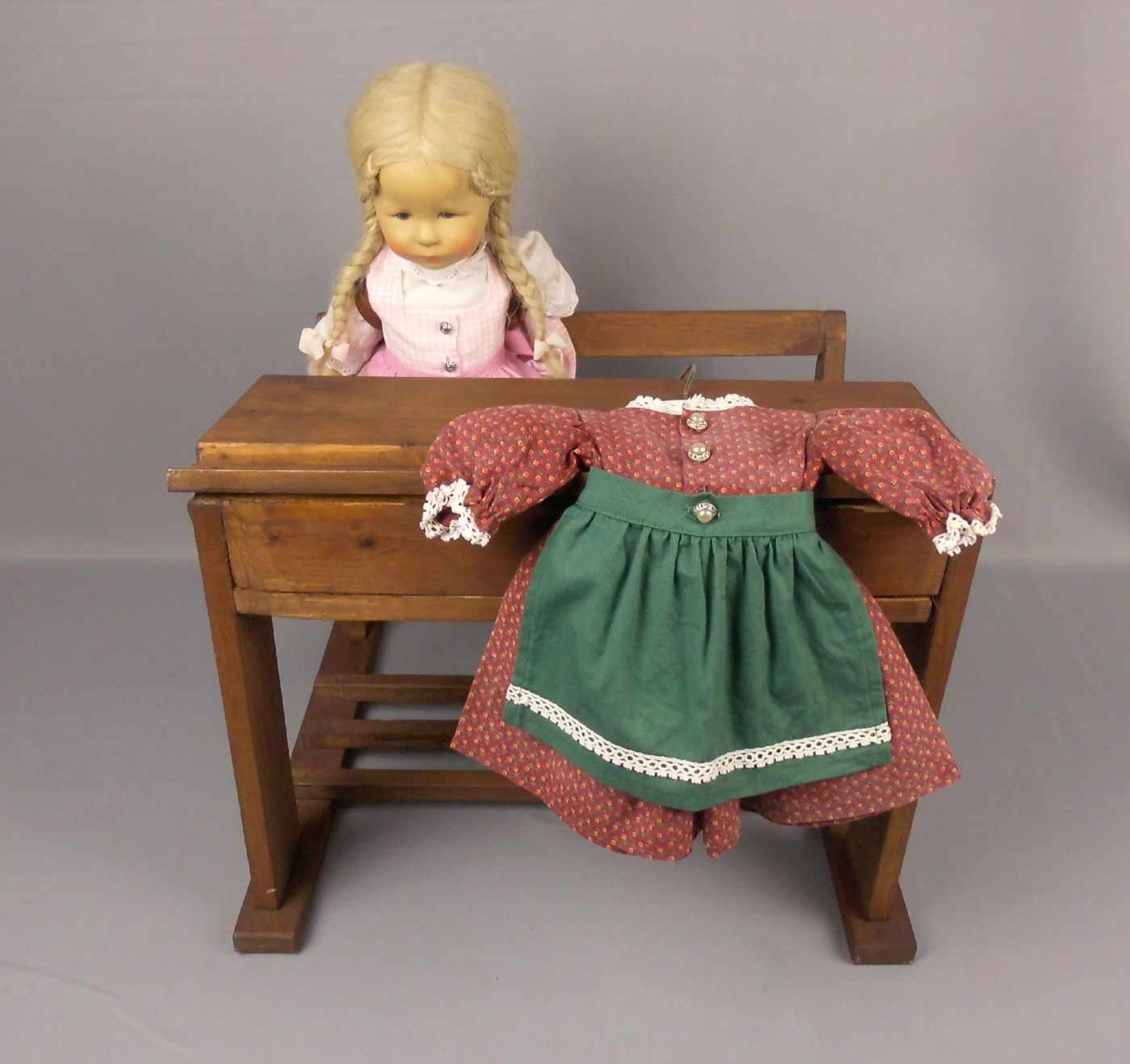 KÄTHE KRUSE - PUPPE MIT TORNISTER, SCHULBANK UND ERSATZKLEID / doll, 2. Hälfte 20. Jh., L. 48 cm.