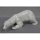 PORZELLANFIGUR / porcelainfigure: "jagender Eisbär", Weissporzellan, naturalistisch gearbeitet und