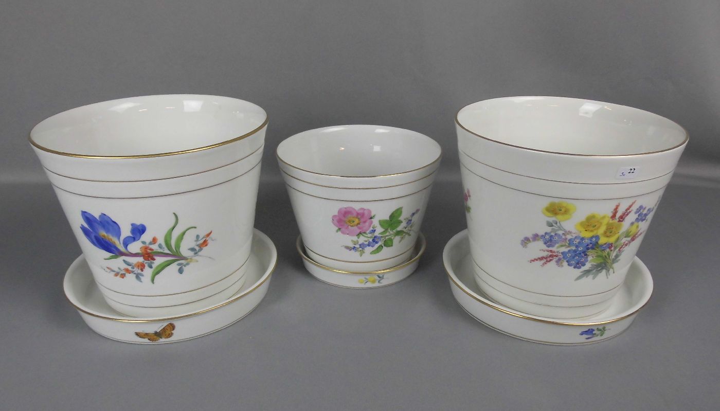 3 CACHEPOTS / BLUMENÜBERTÖPFE mit Untersetzern, Porzellan, Manufaktur Meissen, unterglasurblaue