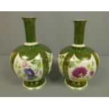 PAAR VASEN / pair of vases, Keramik, wohl England. Vier Kartuschen mit detailliertem Blütendekor auf