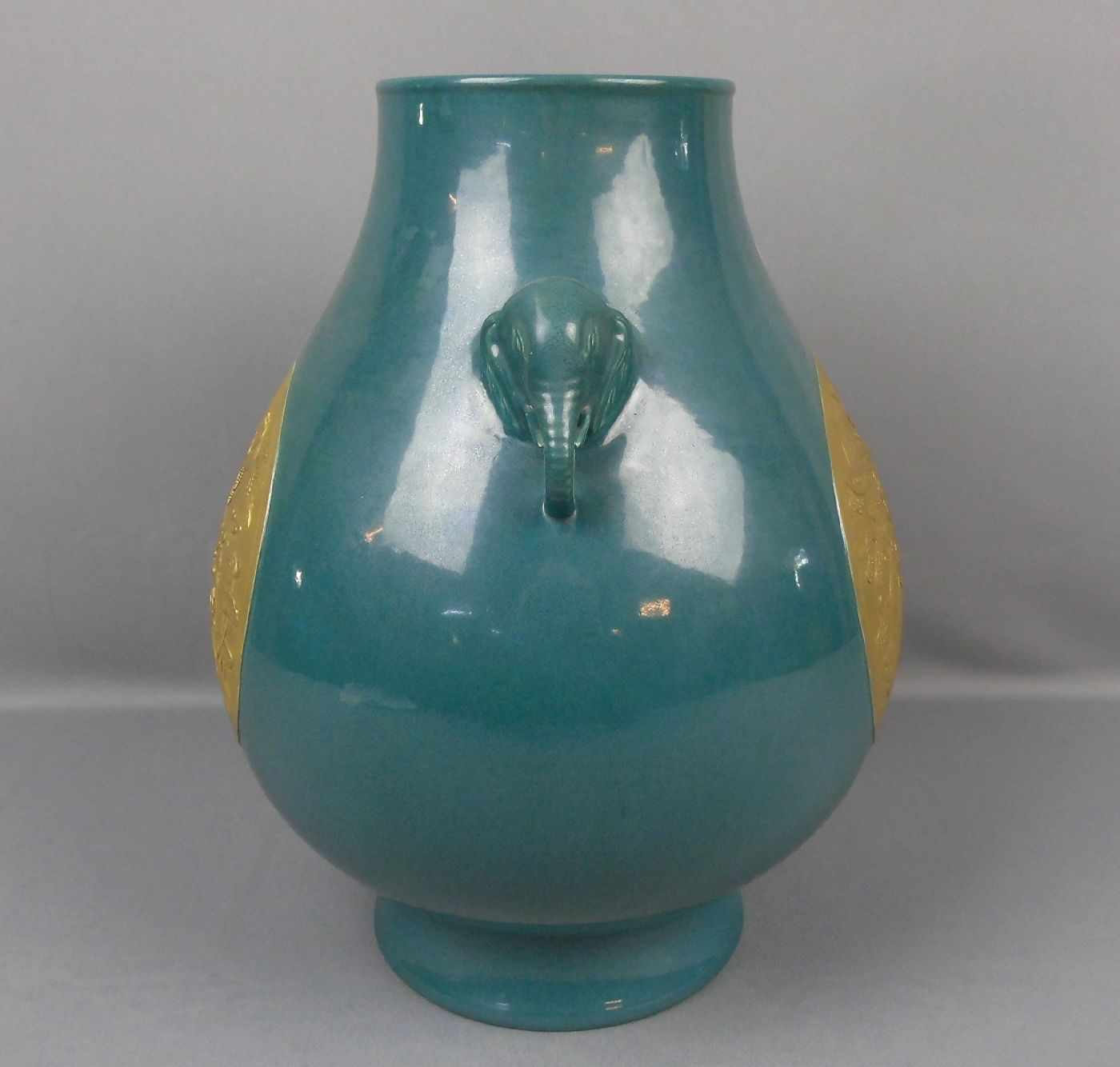 VASE, China, Porzellan, 19./20. Jh.; unter dem Stand gemarkt "Da Qing Qianlang Nian Zhi" / Qing - Image 2 of 3