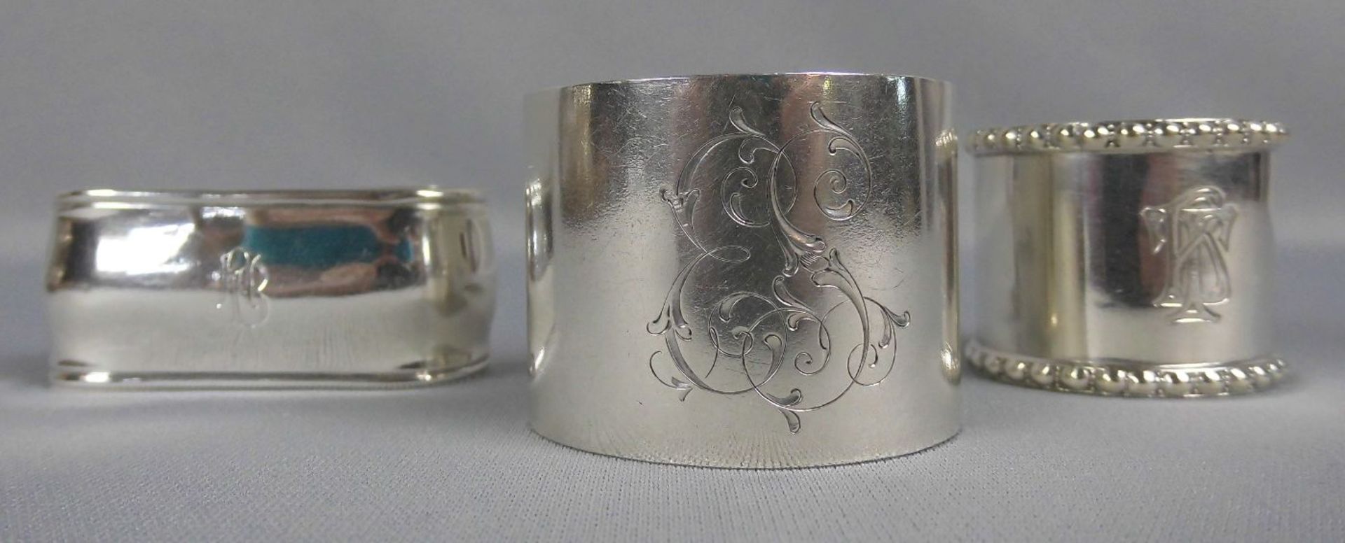 3 SERVIETTENRINGE / napkin rings, unterschiedlicher Form und Größe, 800er und 835er Silber ( - Image 2 of 3