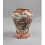 VASE, Japan, Porzellan, unter dem Stand ungedeutet gemarkt. Balusterform, dekoriert mit Kartuschen