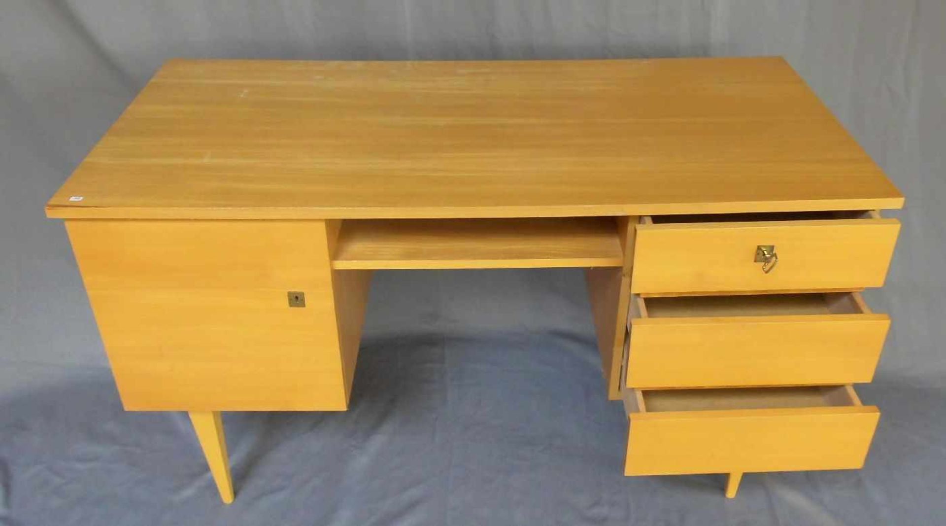SCHREIBTISCH / desk, Palisander 1950er / 1960er Jahre. Zargenkasten auf konischen Vierkantbeinen, - Bild 2 aus 2