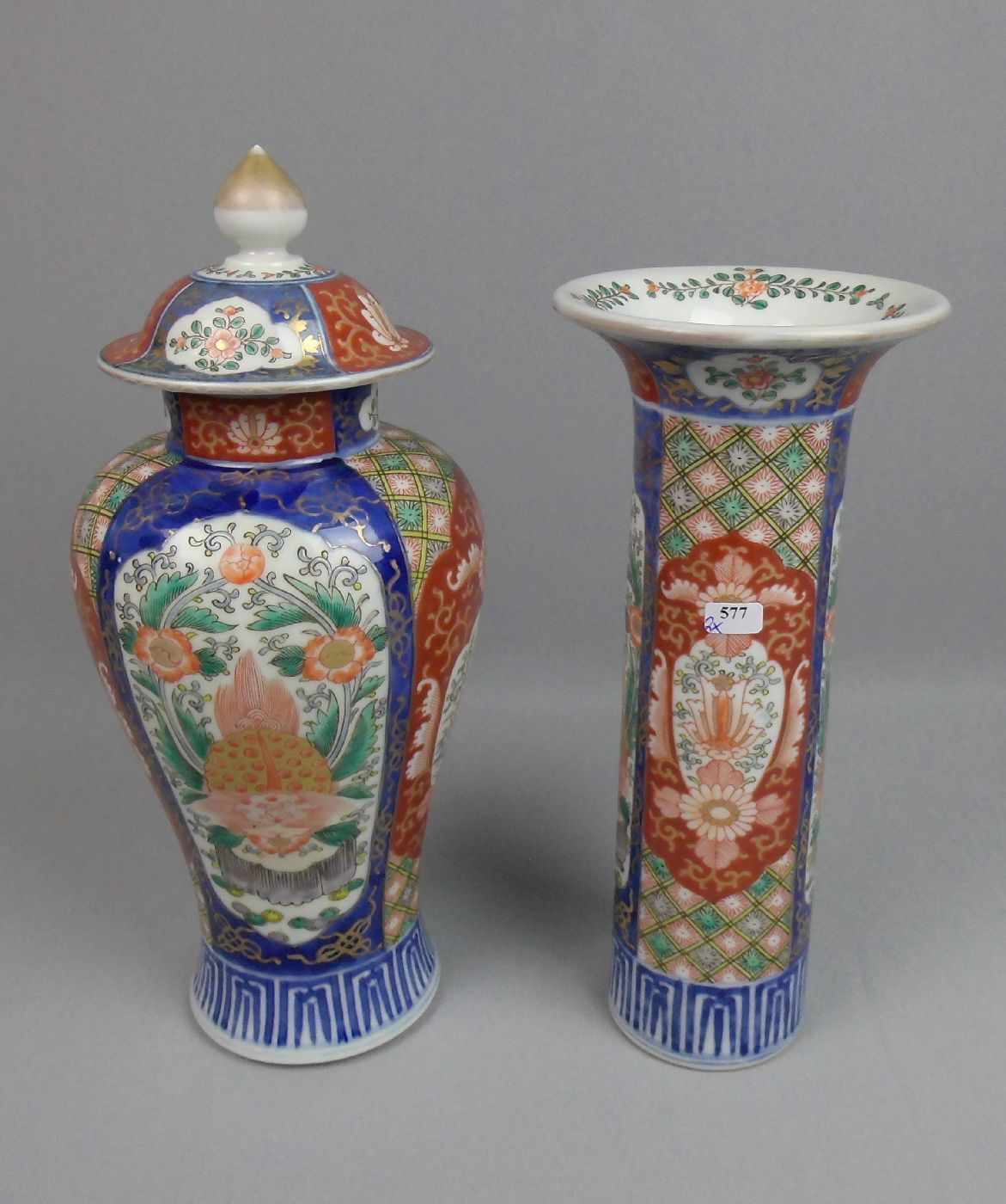 VASE und DECKELVASE, Porzellan, China, 2. Hälfte 20. Jh.; Balusterform mit Haubendeckel und