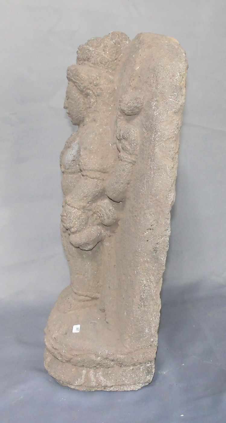 SKULPTUR: "Hinduistische Gottheit" / Hindu Divinity, Stein, Indonesien; stilisiert gearbeitete - Image 2 of 3