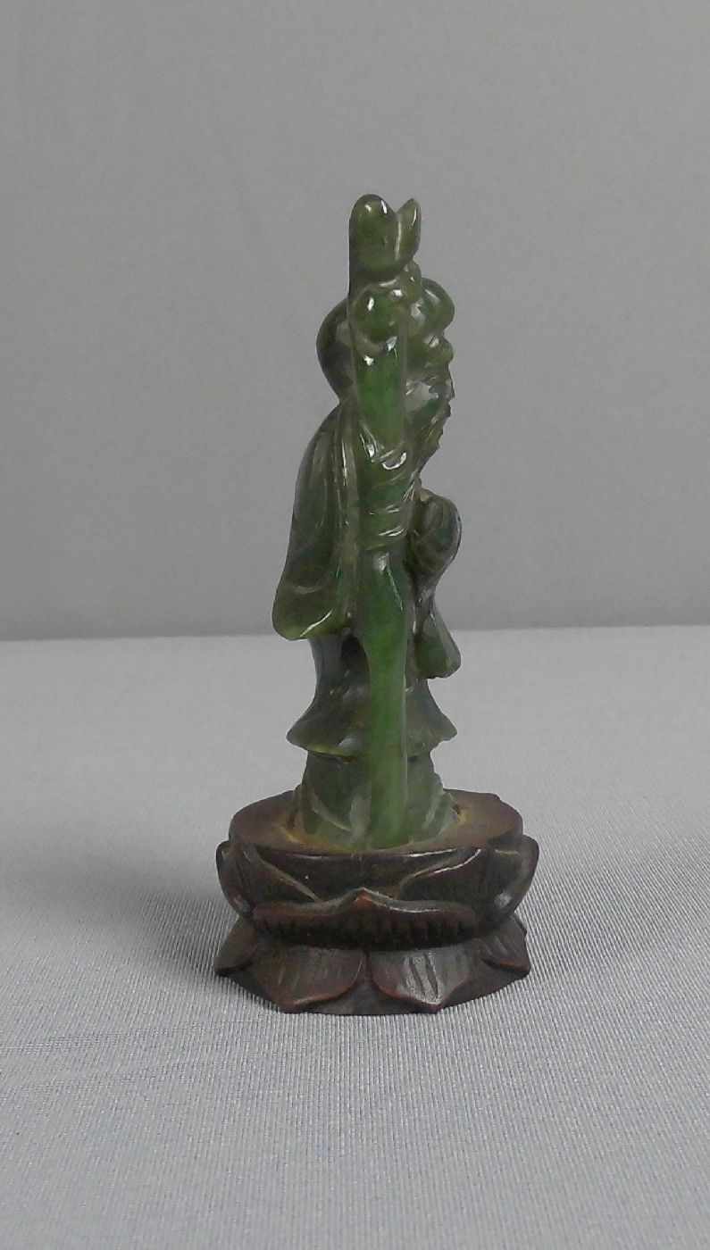 FIGUR DER GOTTHEIT "SHOULAO", China, um 1900, "spinatgrüne" Jade und Holz. Stehende Jadefigur der - Bild 4 aus 4