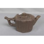 TEEKANNE / tea pot, China, Yixing / Keramik. Kanne mit reliefierter Wandung in Anmutung von