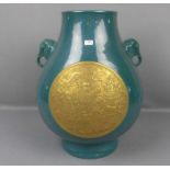 VASE, China, Porzellan, 19./20. Jh.; unter dem Stand gemarkt "Da Qing Qianlang Nian Zhi" / Qing