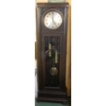STANDUHR / clock, deutsch, um 1930, ebonisierte Eiche. Profilierter Uhrenkasten auf vorderen Ballen-