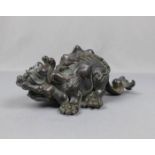 "DRACHE / PIXIU", Bronze, China, 19./20 Jh.; vollplastische Figur eines Drachen oder Pixiu, grün und