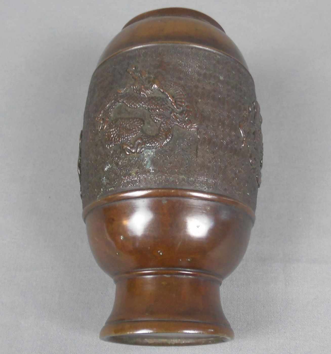 VASE / vase, Bronze, China (ungemarkt), Bronze, hellbraun patiniert. Balusterform, Wandung dekoriert - Image 4 of 4