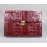 KROKODILLEDER - TASCHE / - CLUTCH / - MAPPE, Mitte 20. Jh.; rotes Krokoleder mit Messingmonturen,