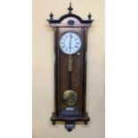 REGULATOR / clock, um 1900. Dreiseitig verglastes Nussbaumgehäuse mit ebonisierten Partien,