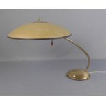 LAMPE / SCHREIBTISCHLAMPE, messingfarben bronziertes Metall, einflammig elektrifiziert, 1950er