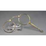 LORGNETTE / SPRINGLORGNETTE, um 1900, Gold (585er/ 14 K, 15,80 g). Balusterförmiger Schaft mit