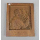 KOWOL, KONRAD (20. Jh.), Relief: "Lesender Mann", Holz, geschnitzt, datiert 1911. Darstellung