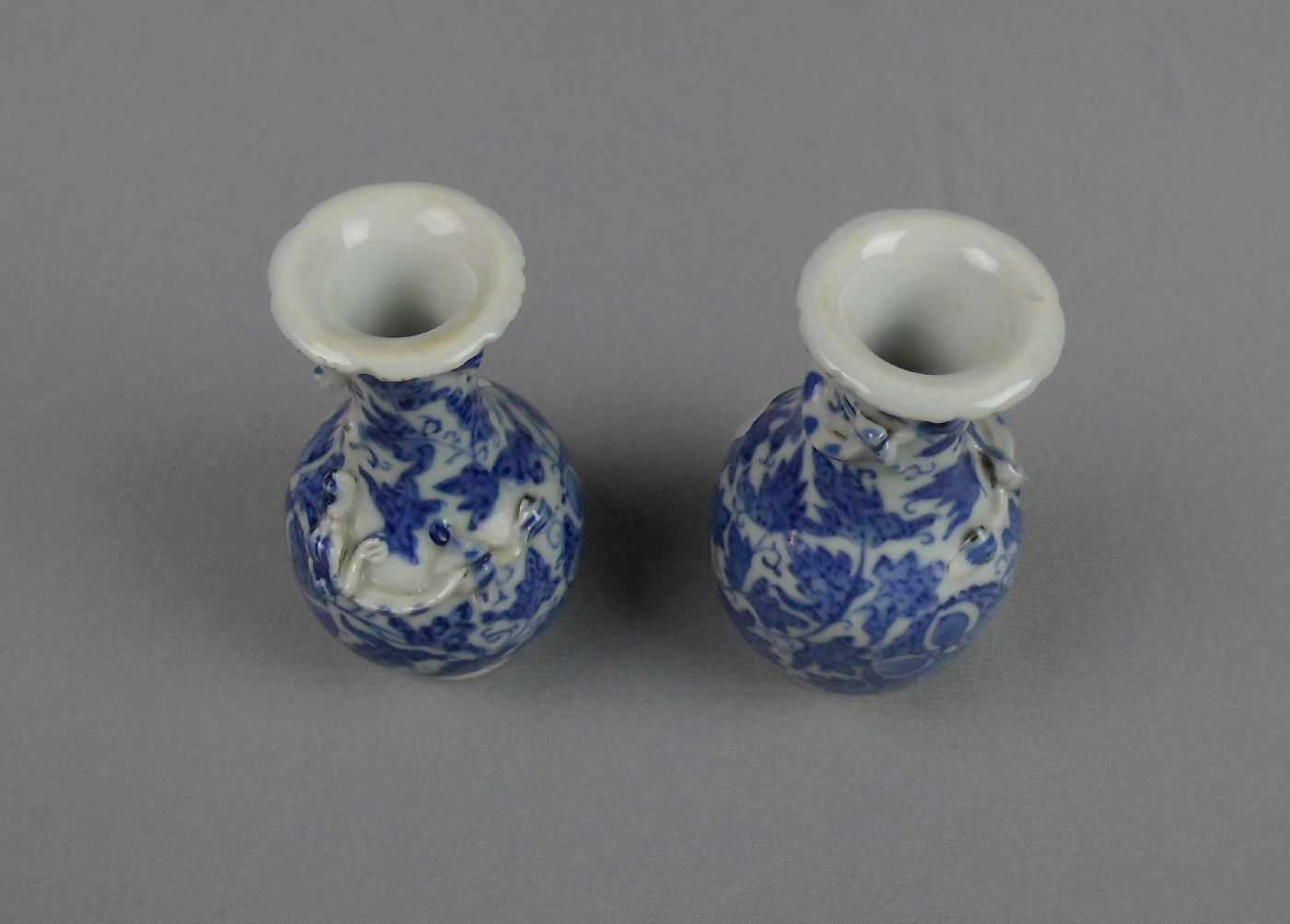 PAAR VASEN / pair of vases, Porzellan, China, 20 Jh.; Balusterform mit umlaufenden plastischen - Image 3 of 3