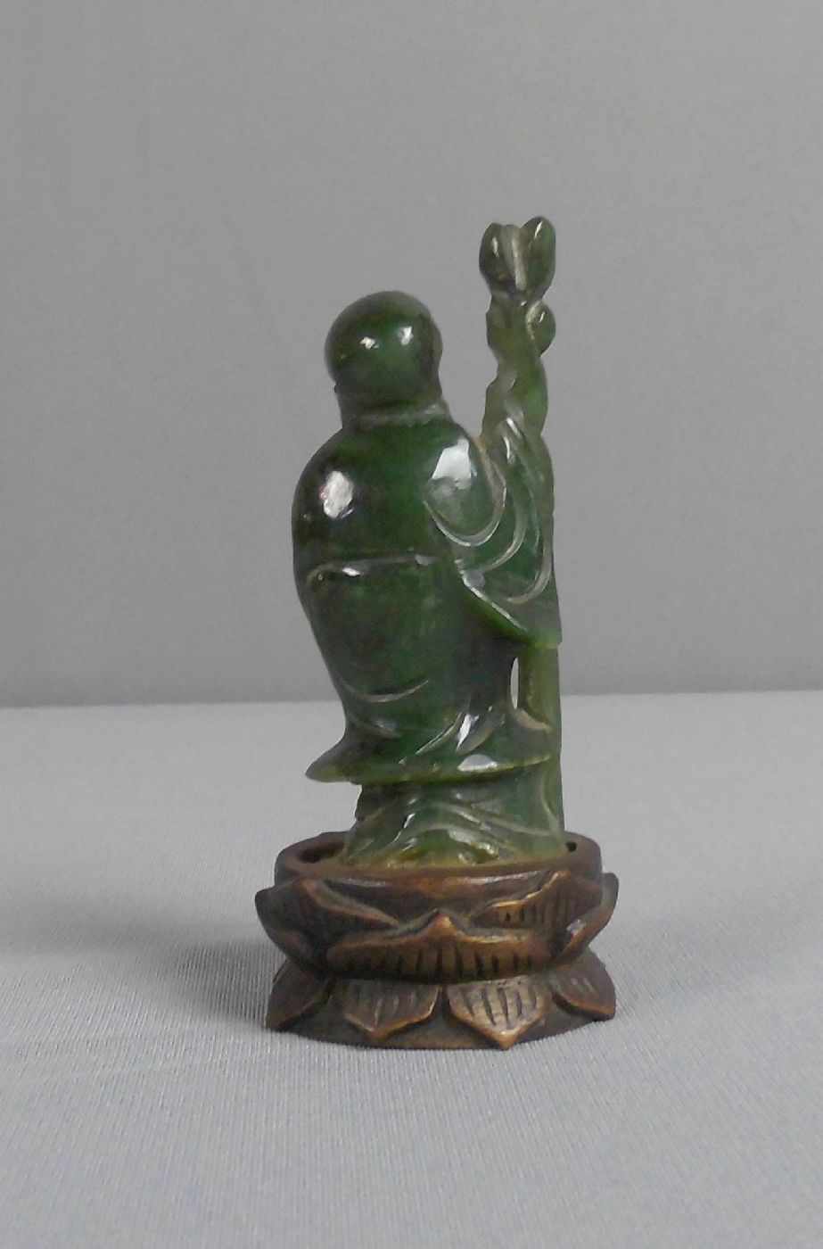 FIGUR DER GOTTHEIT "SHOULAO", China, um 1900, "spinatgrüne" Jade und Holz. Stehende Jadefigur der - Bild 3 aus 4