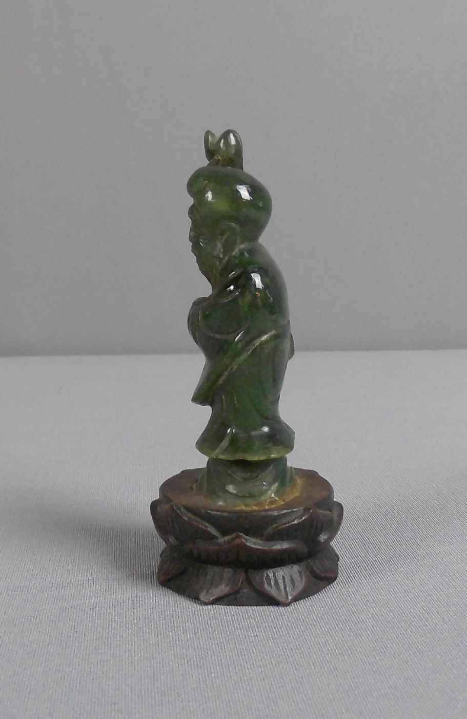 FIGUR DER GOTTHEIT "SHOULAO", China, um 1900, "spinatgrüne" Jade und Holz. Stehende Jadefigur der - Bild 2 aus 4