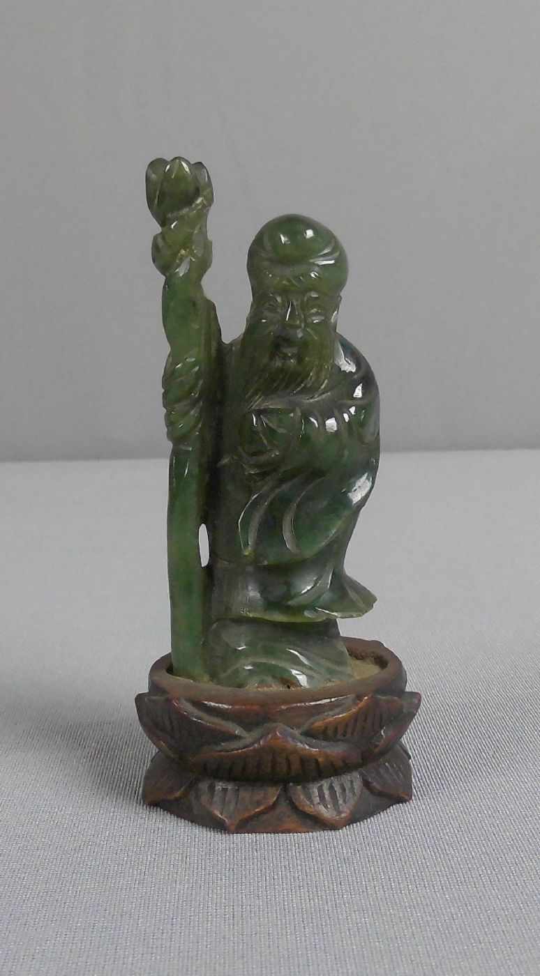 FIGUR DER GOTTHEIT "SHOULAO", China, um 1900, "spinatgrüne" Jade und Holz. Stehende Jadefigur der