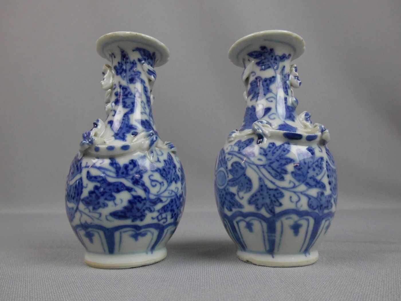 PAAR VASEN / pair of vases, Porzellan, China, 20 Jh.; Balusterform mit umlaufenden plastischen - Image 2 of 3