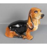 FIGUR: "Basset Hound", Keramik (ungemarkt), naturalistisch gearbeitet und glasiert, 2. Hälfte 20.