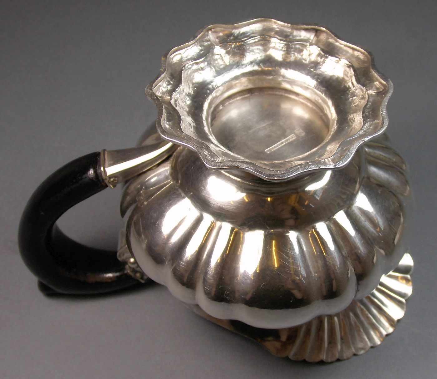 KANNE / MILCHKÄNNCHEN / creamer, deutsch, 2. H. 19. Jh., Silber (13-lötig, 256 g.), mit ebonisiertem - Image 5 of 6