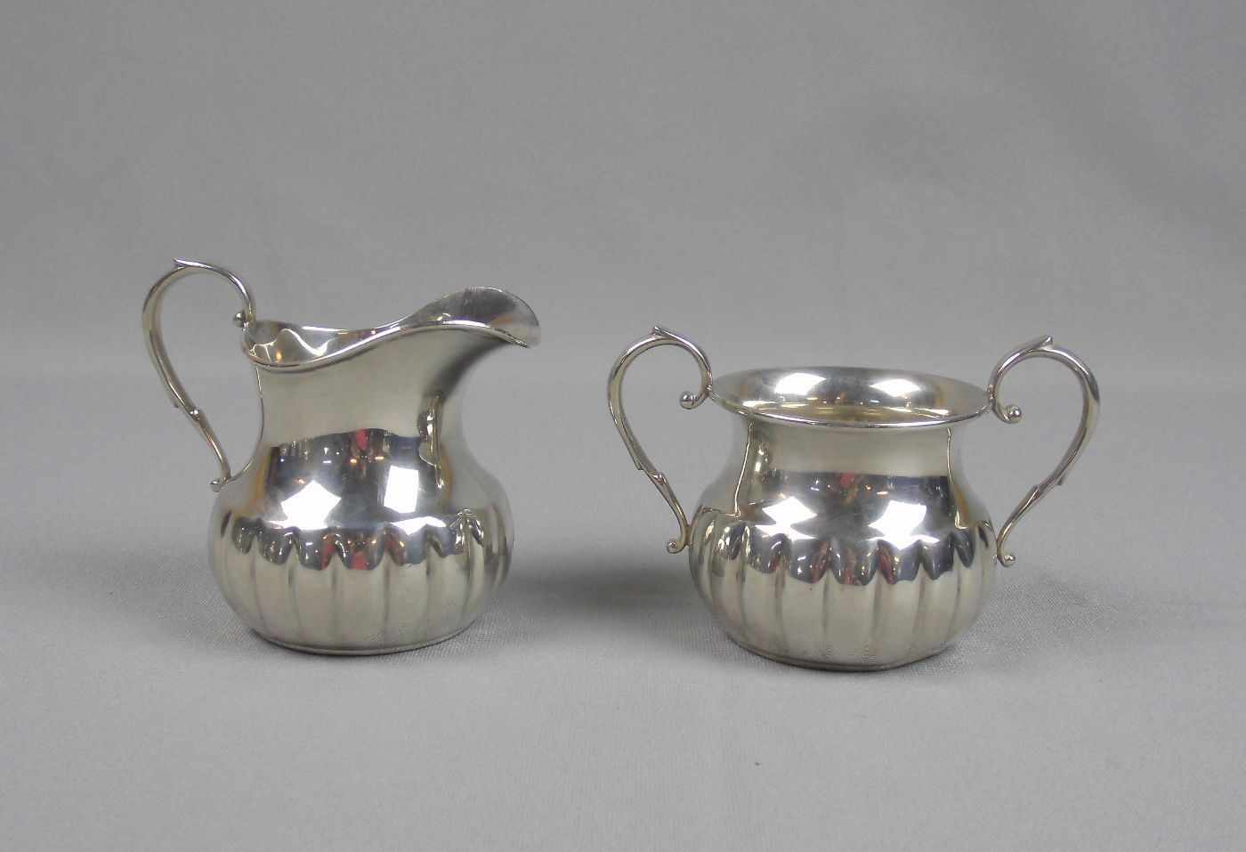 MILCHKÄNNCHEN UND ZUCKERDOSE / creamer and sugar box, 925er Silber, 163 g), mehrfach gerundete