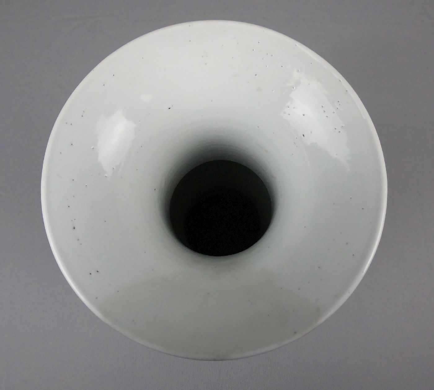VASE, China, Porzellan (ungemarkt, jedoch Doppelkreis unter dem Stand). Balusterform mit langem Hals - Image 3 of 3