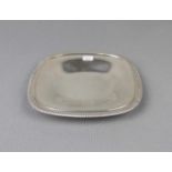 SCHALE / bowl, 835er Silber (99 g). Flach gemuldete Karreeschale mit godroniertem Profilrand. H. 2 x