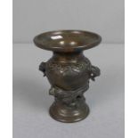 VASE, China, Bronze, unter dem Stand ungedeutet gemarkt. Balusterform mit breiter Mündung,