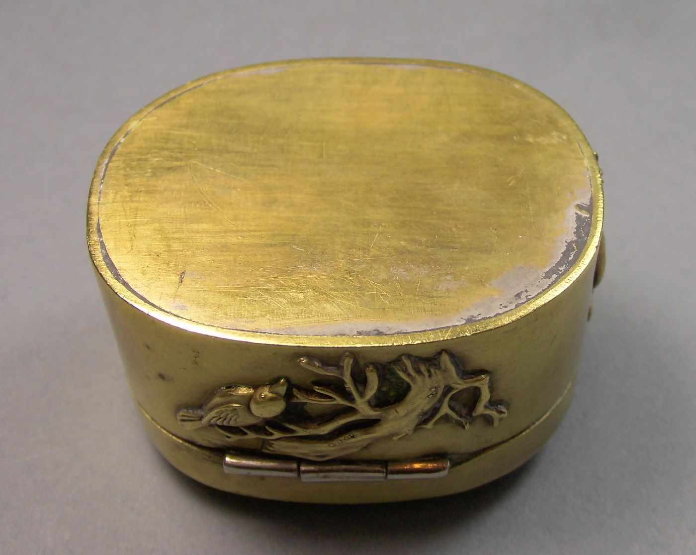 DECKELDOSE / box, Japan (Meiji-Zeit, um 1900), Messing. Ovale Form mit Scharnierdeckel, dekoriert - Image 5 of 6