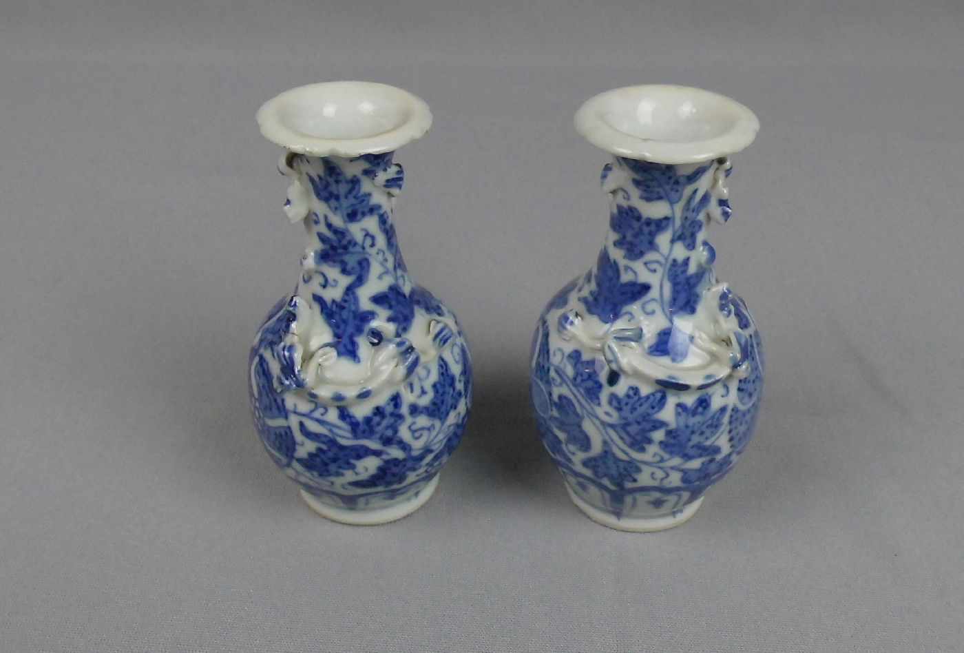 PAAR VASEN / pair of vases, Porzellan, China, 20 Jh.; Balusterform mit umlaufenden plastischen