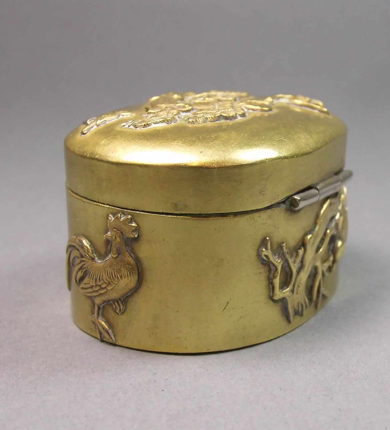 DECKELDOSE / box, Japan (Meiji-Zeit, um 1900), Messing. Ovale Form mit Scharnierdeckel, dekoriert - Image 3 of 6