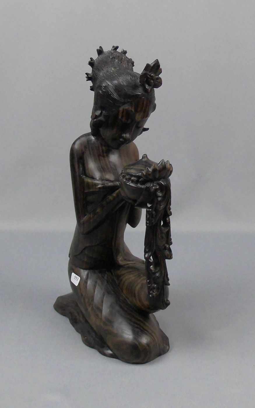 SKULPTUR: "Tempeldienerin", Tropenholz, geschnitzt, Südostasien, 2. Hälfte 20. Jh.; stilisiert - Image 2 of 6