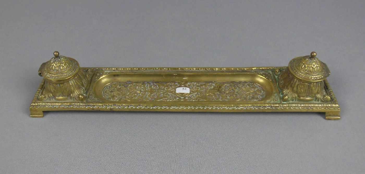 TINTENFASS / SCHREIBTISCHGARNITUR / inkstand, Bronze - Gelbguss, um 1880, mit Renaissance-Dekor.