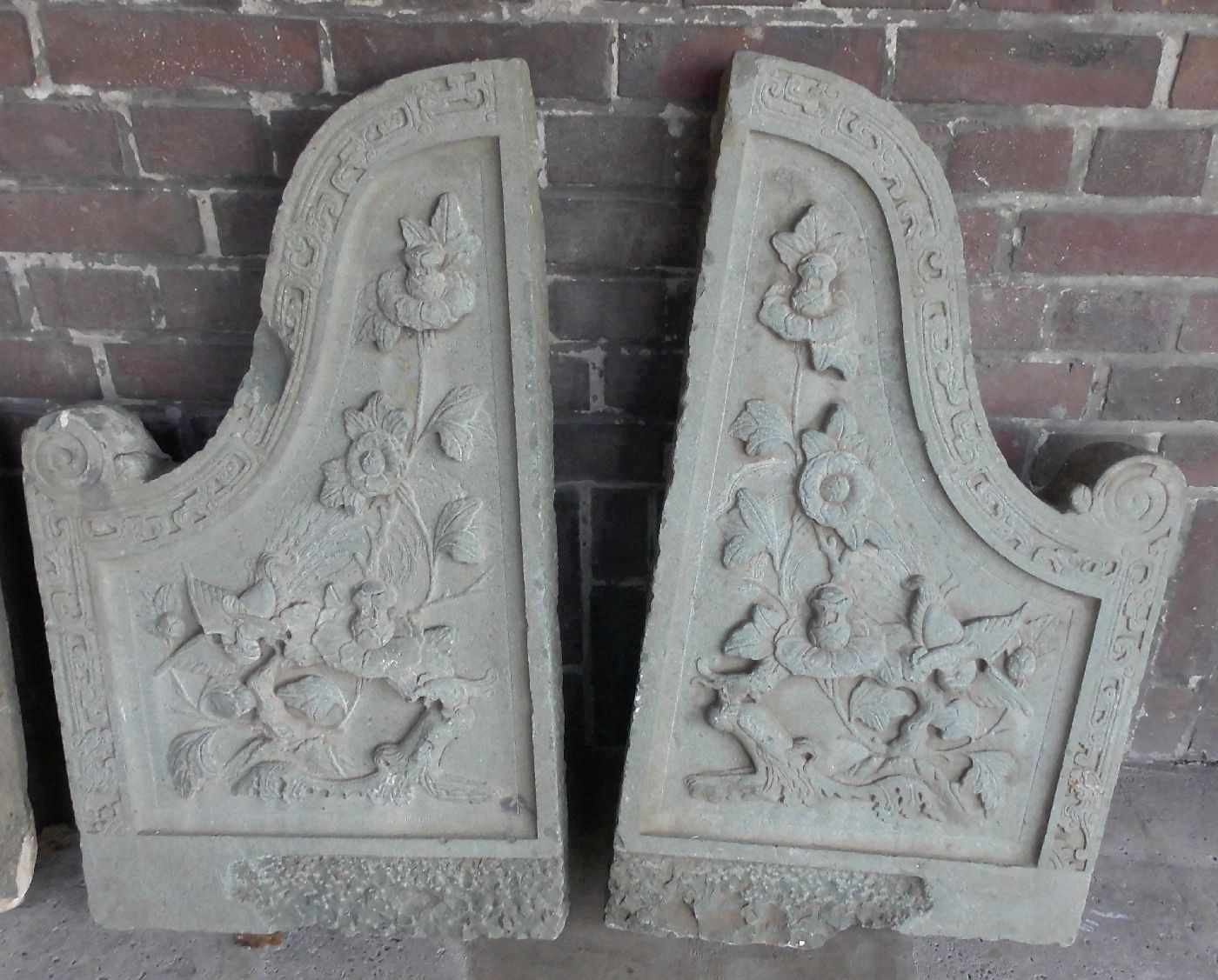 PAAR ANTIKER RELIEFS, China, grüner Sandstein, zweiteilig, gespiegelt gearbeitet als Pendants.