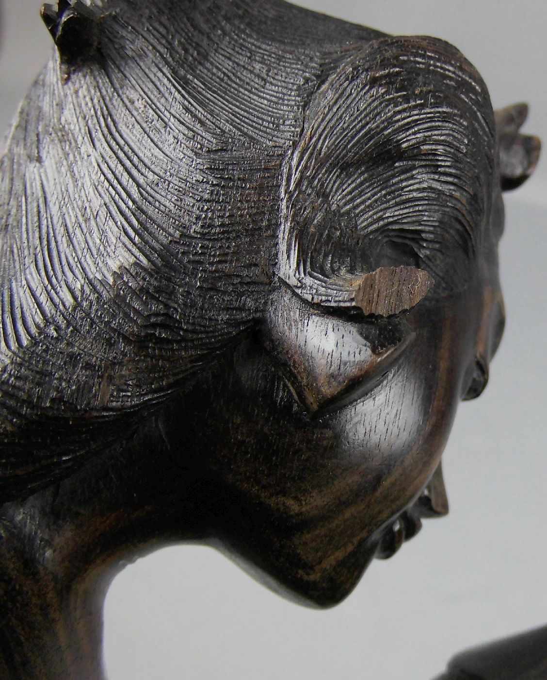 SKULPTUR: "Tempeldienerin", Tropenholz, geschnitzt, Südostasien, 2. Hälfte 20. Jh.; stilisiert - Image 6 of 6