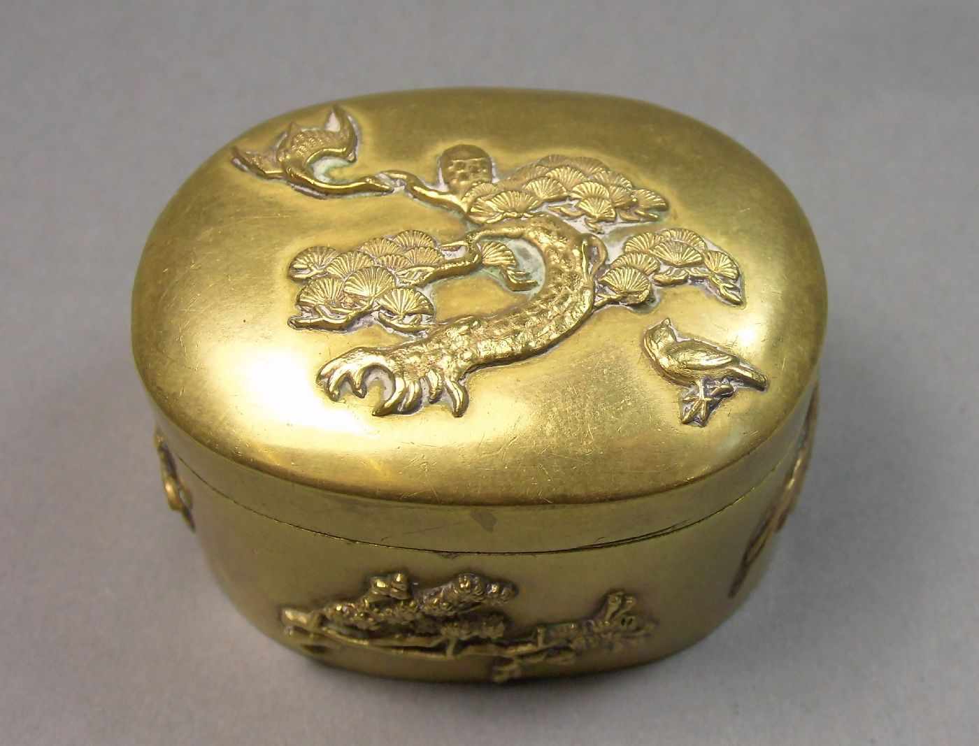 DECKELDOSE / box, Japan (Meiji-Zeit, um 1900), Messing. Ovale Form mit Scharnierdeckel, dekoriert - Image 2 of 6