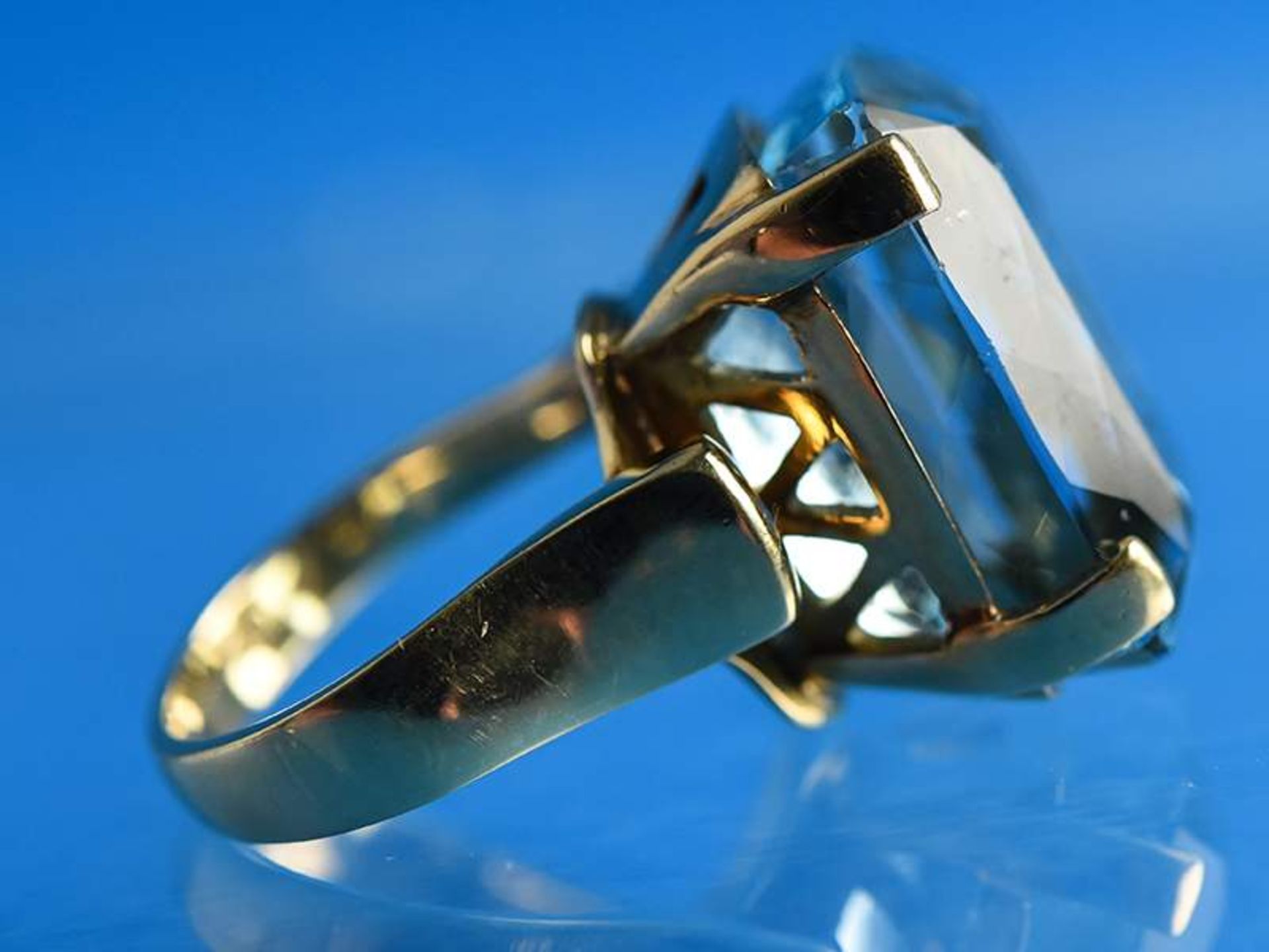 Moderner Ring mit Aquamarin von ca. 35 ct und einem Brillanten von ca. 0,45 ct, - Image 2 of 8