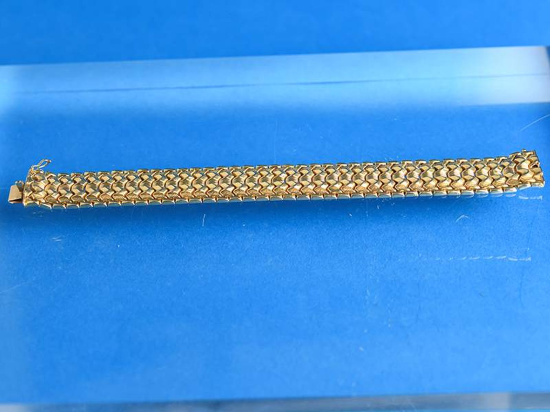 Armband, Italien, 1960er Jahre
750/-Gelbgold. Gesamtgewicht ca. 31,2 g. Breite Bandform mit - Image 3 of 4