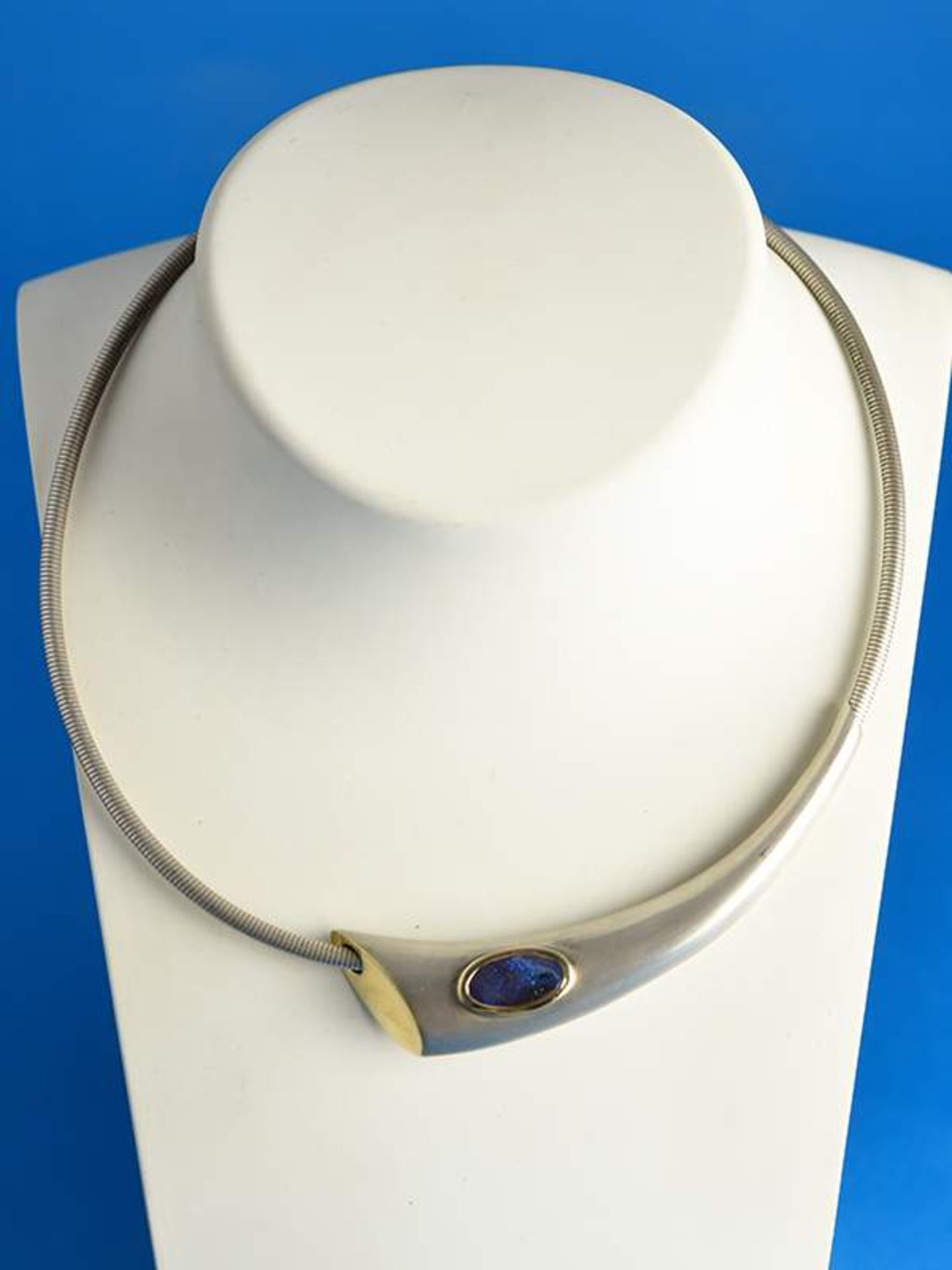 Modernes Collier mit Opal-Triplette, Goldschmiedearbeit, 20. Jh.
Silber und Gelbgold.