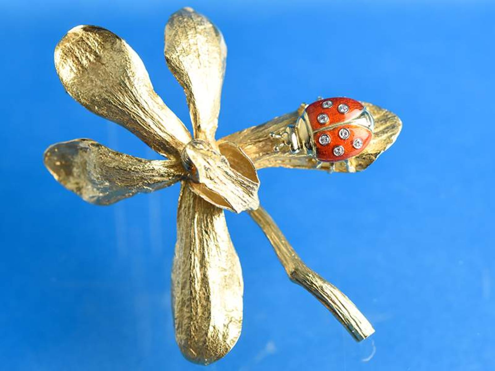 Blütenbrosche mit kleinem Marienkäfer und Achtkantdiamantenbesatz, 20. Jh.
750/-Gelbgold.