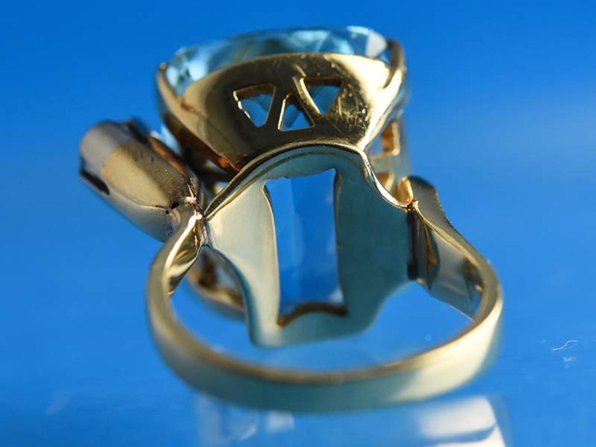 Moderner Ring mit Aquamarin von ca. 35 ct und einem Brillanten von ca. 0,45 ct, - Image 3 of 8